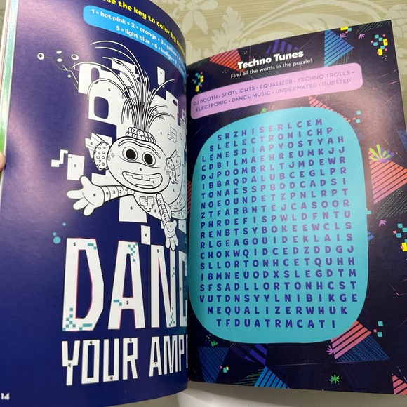 Trolls Dereamworks World Tour Tiny Dancers And Book - Picture 3 of 6